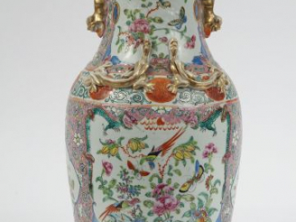 Vente aux enchères Vase balustre en porcelaine de Canton, décor dans le goût de la famill