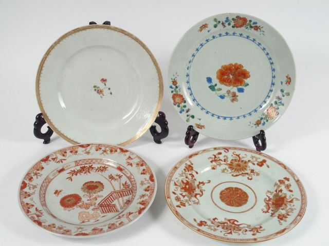 4 assiettes en porcelaine de la Compagnie des Indes, décor corail et o
