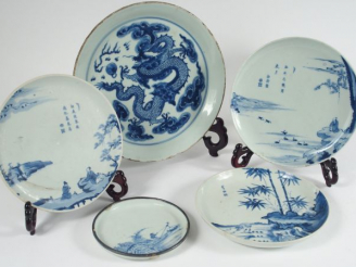 Vente aux enchères Lot de cinq porcelaines bleu blanc de Hue, comprenant une grande coupe