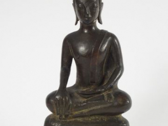 Vente aux enchères Statuette en bronze à patine brune représentant Bouddha assis en posit