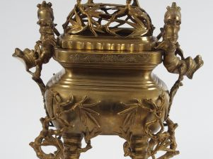 Vente aux enchères Brûle-parfum de forme quadrangulaire en bronze, orné de motifs de bamb