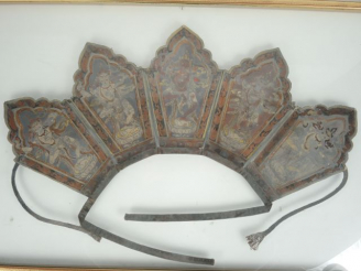 Vente aux enchères Coiffe de lama ornée de divinités. Tibet XVIIIe XIXe