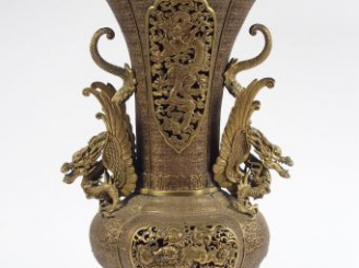 Vente aux enchères Vase de forme balustre à col pavilloné en bronze anciennement patiné, 