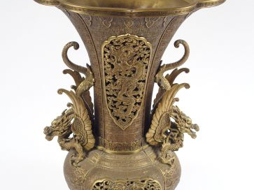 Vase de forme balustre à col pavilloné en bronze anciennement patiné, 