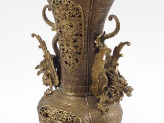 Vase de forme balustre à col pavilloné en bronze anciennement patiné, 