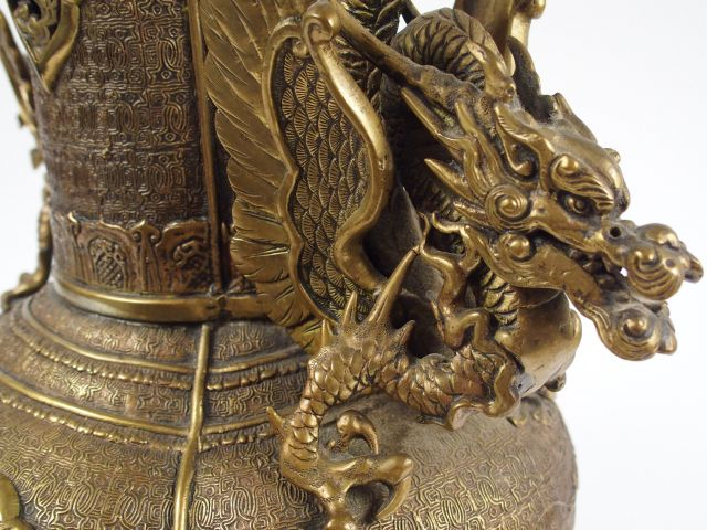 Vase de forme balustre à col pavilloné en bronze anciennement patiné, 