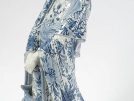 Vente aux enchères Statuette en porcelaine d'Aarita représentant une divinité tenant un p