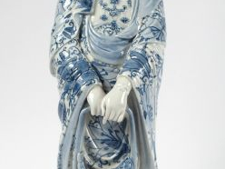 Statuette en porcelaine d'Aarita représentant une divinité tenant un p