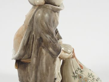 Statuette en faïence de statzuma représentant Ohteï debout tenant dans