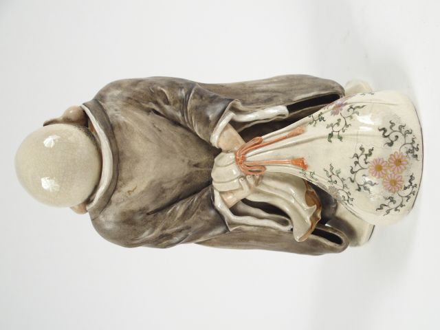 Statuette en faïence de statzuma représentant Ohteï debout tenant dans