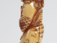 Okimono en ivoire marin représentant Daikaku.  Japon vers 1900.  H. : 