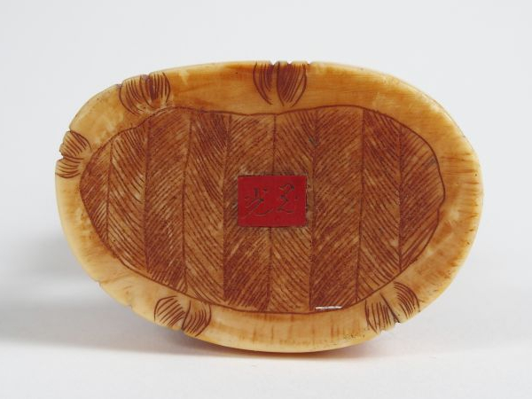 Okimono en ivoire marin représentant Daikaku.  Japon vers 1900.  H. : 