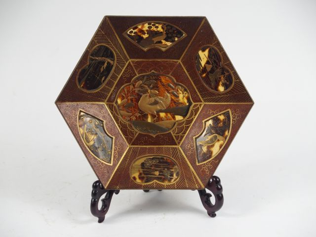 Coupe de forme hexagonale en écaille, laque aventurine Nashiji et laqu