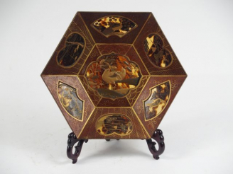 Vente aux enchères Coupe de forme hexagonale en écaille, laque aventurine Nashiji et laqu