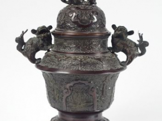 Vente aux enchères Brûle-parfum tripode en bronze à patine brun-rouge, à décor de fleurs,