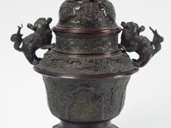 Brûle-parfum tripode en bronze à patine brun-rouge, à décor de fleurs,