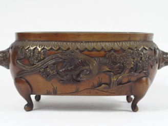 Vente aux enchères Jardinière en bronze à patine mordorée, orné d'un dragon et d'un Phoen
