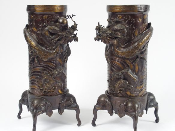 Paire de vases de forme cylindrique en bronze, ornés de dragons et rep