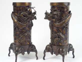 Vente aux enchères Paire de vases de forme cylindrique en bronze, ornés de dragons et rep