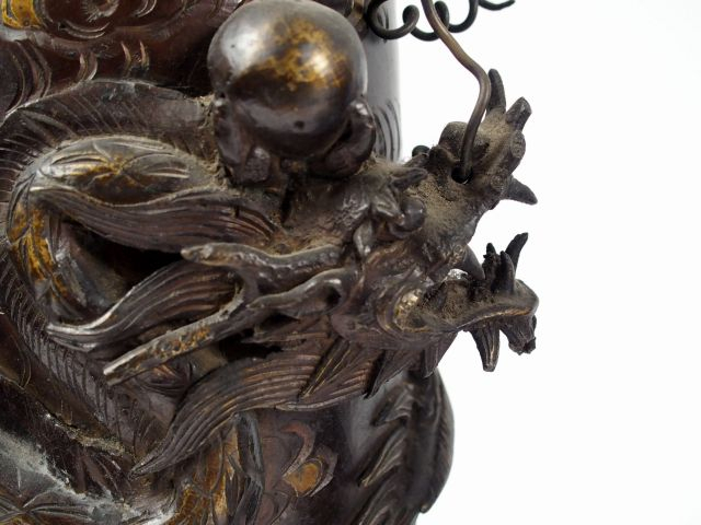 Paire de vases de forme cylindrique en bronze, ornés de dragons et rep