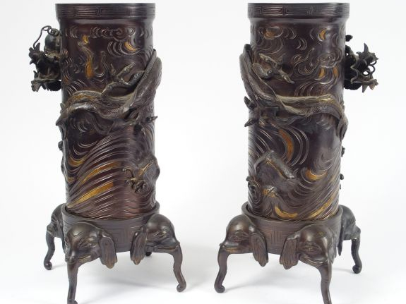 Paire de vases de forme cylindrique en bronze, ornés de dragons et rep