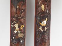 Vente aux enchères Deux bambous ornés de motifs de nacre et d'os, représentant des scènes