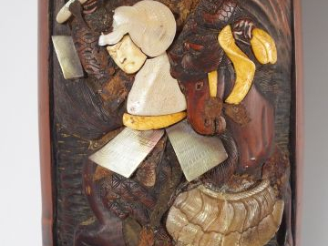 Deux bambous ornés de motifs de nacre et d'os, représentant des scènes