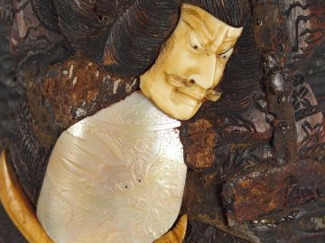 Deux bambous ornés de motifs de nacre et d'os, représentant des scènes