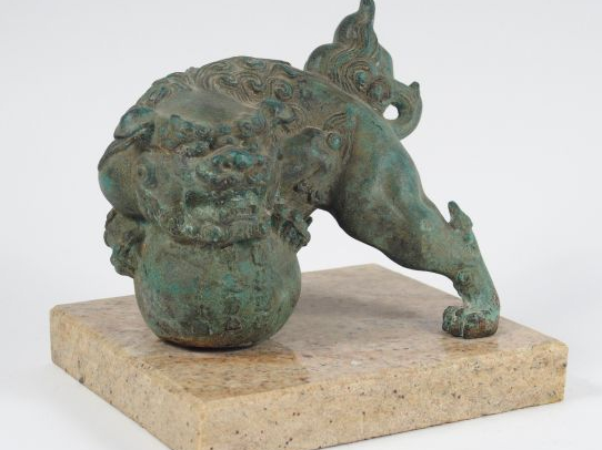 Presse-papier dont la prise est formée d'un shishi en bronze à patine 