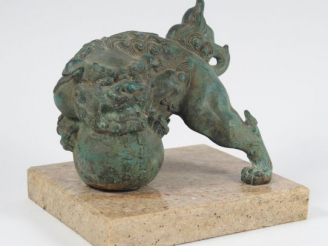 Vente aux enchères Presse-papier dont la prise est formée d'un shishi en bronze à patine 