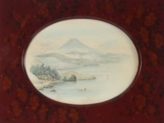 Vente aux enchères Aquarelle encadrée "Vue du mont Fuji". Encadrement en laque.  Japon ve
