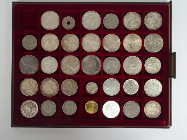 55 monnaies étrangères principalement XXe siècle en argent. Module Ecu