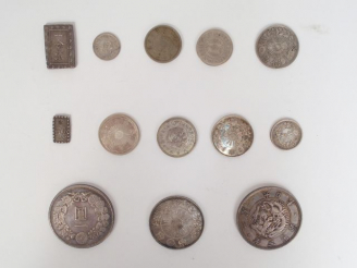 Vente aux enchères JAPON. Meiji (1867-1912). Yen : 2 exemplaires An 3 et An 21. joint 50 