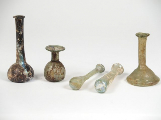 Vente aux enchères Cinq flacons ou vases antiques en verre irisé, époque Antique