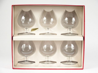 Vente aux enchères BACCARAT. 6 verres "ballon" en cristal, signés , dans leur coffret d'o