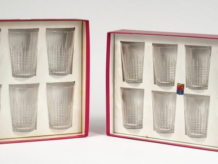 BACCARAT. Dans deux coffrets : 2 séries de 6 verres en cristal à décor