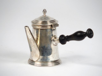 Vente aux enchères Théière égoiste en argent, poinçon Minerve, manche en bois noirci. 138