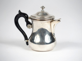 Vente aux enchères Cafetière égoiste en argent, poinçon Minerve, manche en bois noirci. 1