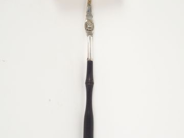 Louche à punch en argent et ébène datée 1846.