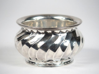 Vente aux enchères Sucrier de style Louis XV en argent, poinçon Minerve, MO : EDT. 390 g
