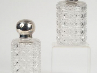 Vente aux enchères Paire de flacons en cristal taillé et argent, poinçon Minerve.