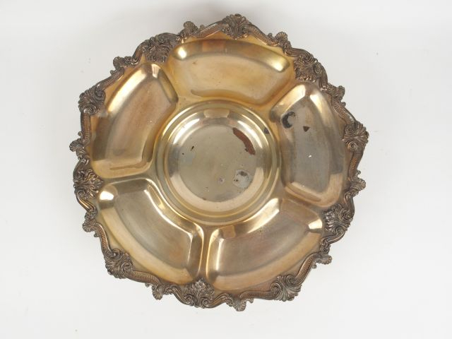 Centre de table tournant en métal argenté à décor de feuillage.