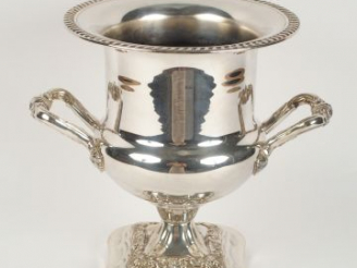 Vente aux enchères Vase Médicis couvert en métal argenté anglais.