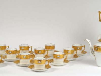 Service à café en porcelaine à décor en double dorure et de paysage la