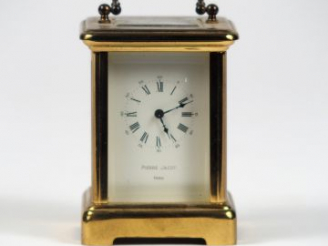 Vente aux enchères Pendulette de voyage. H. 8 cm