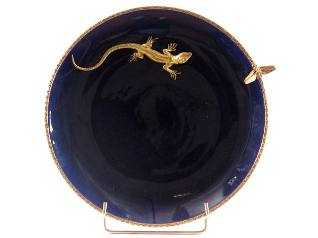 Coupe en céramique de Sèvres, monture en bronze et laiton à décor de l