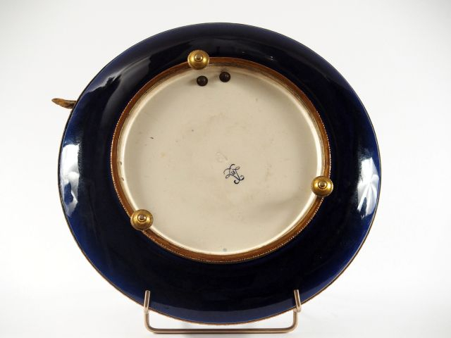 Coupe en céramique de Sèvres, monture en bronze et laiton à décor de l