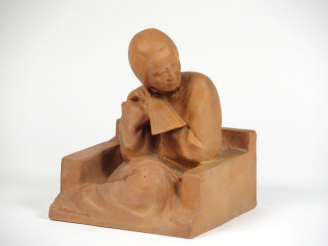 Vente aux enchères HAUCHECORNE. "Jeune asiatique à l'éventail". Sculpture en terre cuite,