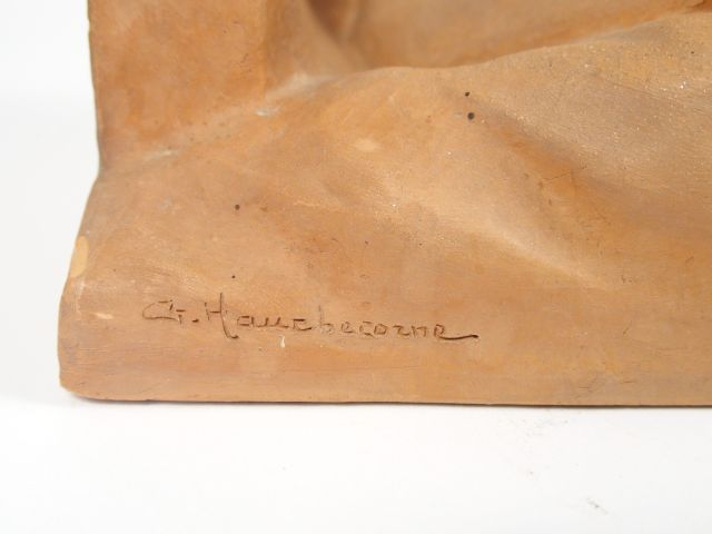 HAUCHECORNE. "Jeune asiatique à l'éventail". Sculpture en terre cuite,