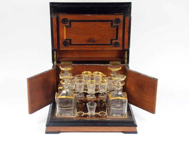 Cave à liqueur Napoléon III en noyer et bois noirci (manque 2 verres e